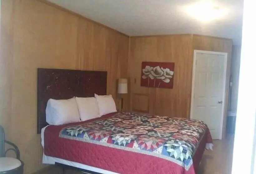 Retkeilymaja Whispering Creek Lodging & Rv Resort