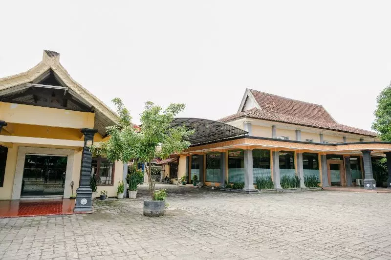 Hotelli Oyo 1984  Istana Family