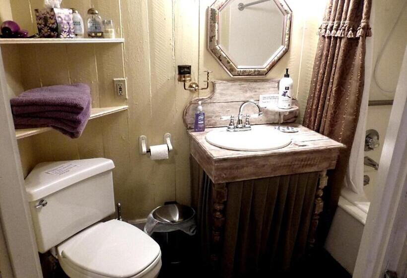 Mulberry Lavender Farm And B&b