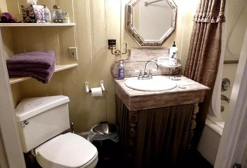 Mulberry Lavender Farm And B&b