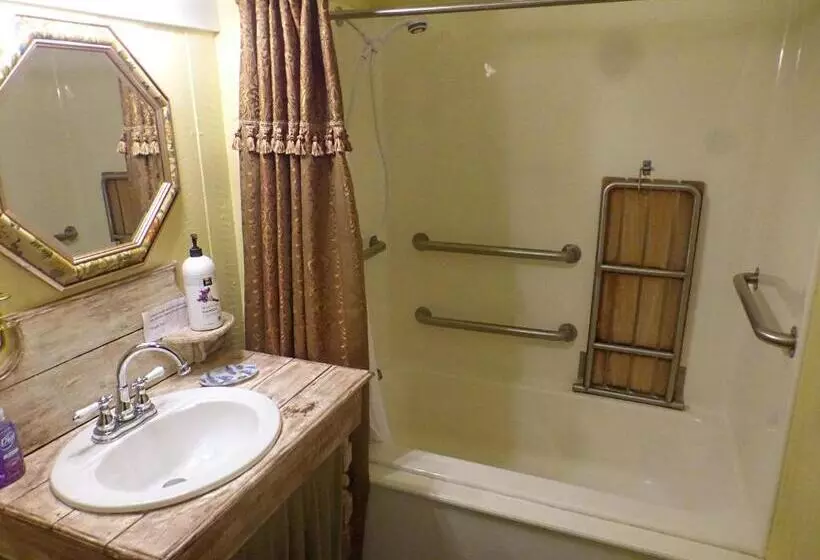 Mulberry Lavender Farm And B&b