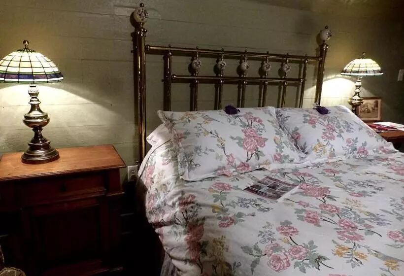 Mulberry Lavender Farm And B&b