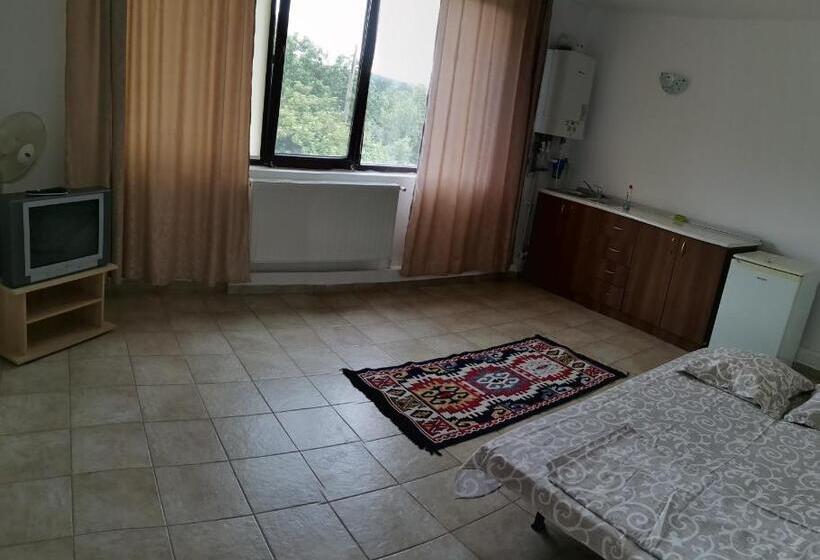 بنسيون Natalia Guesthouse