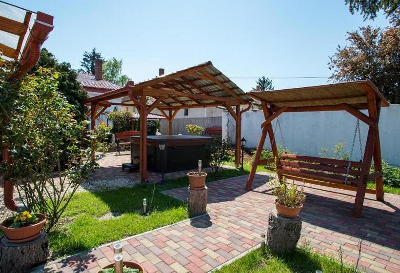 住宿加早餐  Piros Ponty Panzió