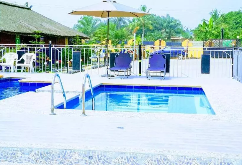 Hotelli Kikis Court Resort