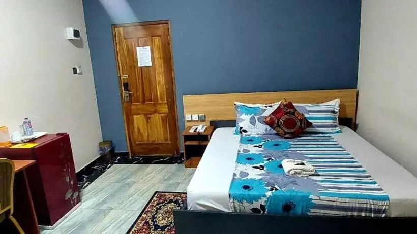 Hotelli Kikis Court Resort