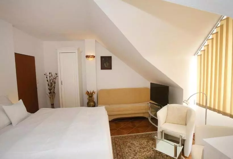 Retkeilymaja Restaurant Penzion U Buchlovskeho Zamku