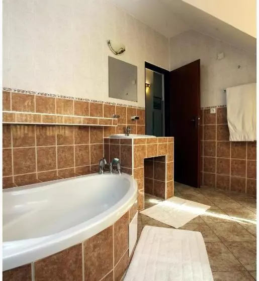 Retkeilymaja Restaurant Penzion U Buchlovskeho Zamku