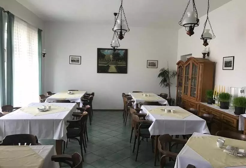 Retkeilymaja Restaurant Penzion U Buchlovskeho Zamku