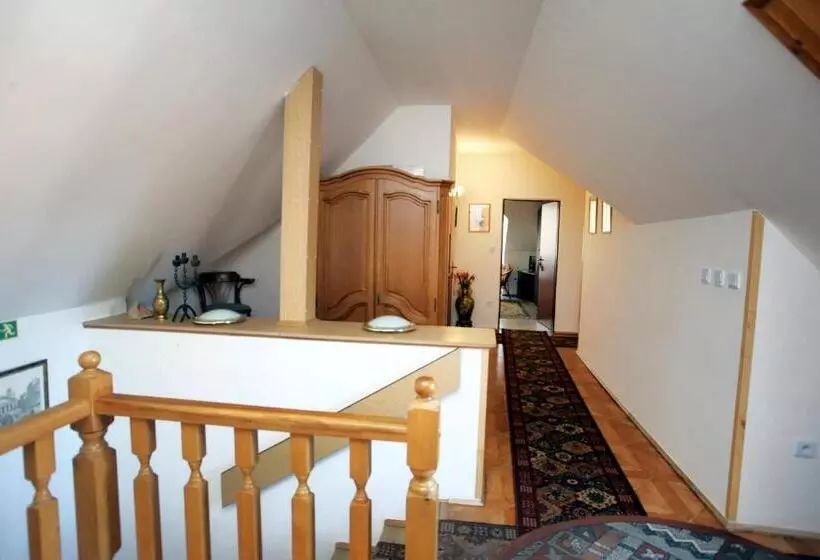 Retkeilymaja Restaurant Penzion U Buchlovskeho Zamku