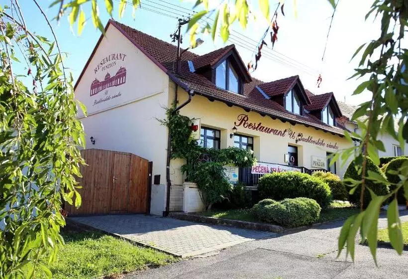 Retkeilymaja Restaurant Penzion U Buchlovskeho Zamku