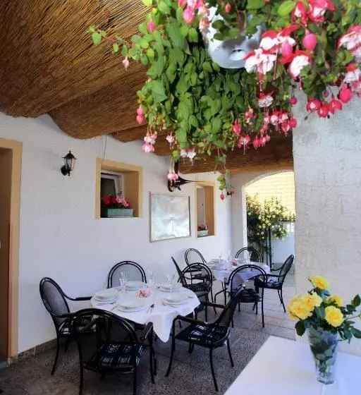 Retkeilymaja Restaurant Penzion U Buchlovskeho Zamku