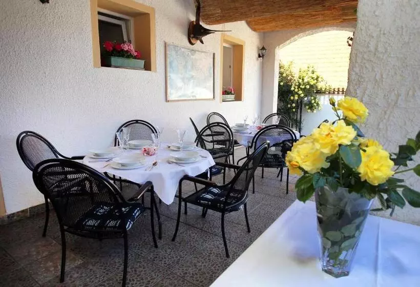 Retkeilymaja Restaurant Penzion U Buchlovskeho Zamku