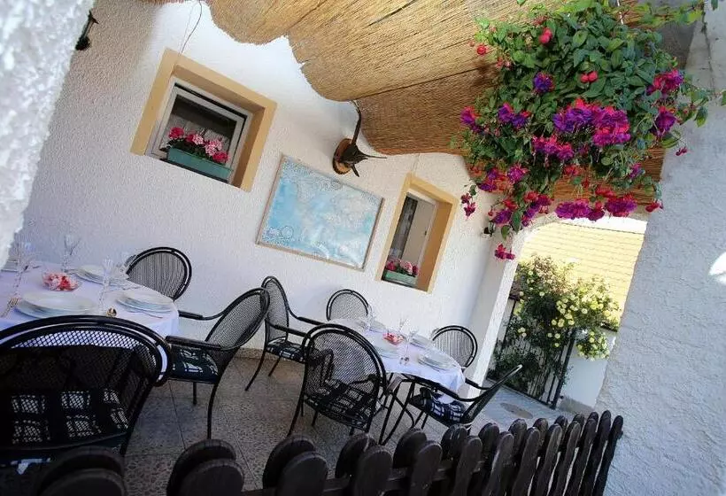 Retkeilymaja Restaurant Penzion U Buchlovskeho Zamku