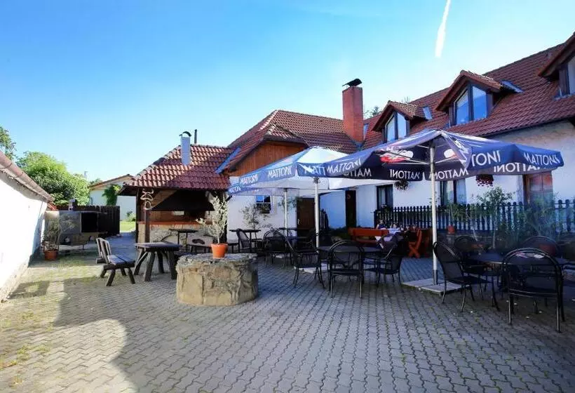 Retkeilymaja Restaurant Penzion U Buchlovskeho Zamku