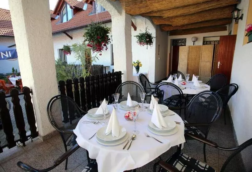 Retkeilymaja Restaurant Penzion U Buchlovskeho Zamku
