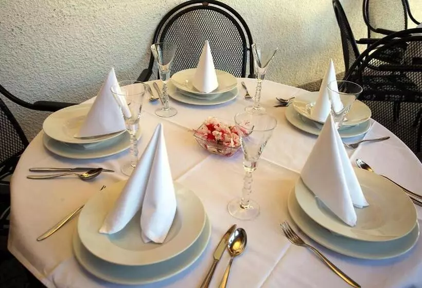 Retkeilymaja Restaurant Penzion U Buchlovskeho Zamku