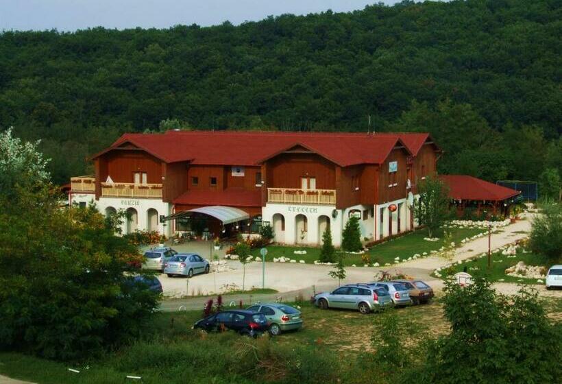 مبيت وإفطار Pollushof Panzió és étterem