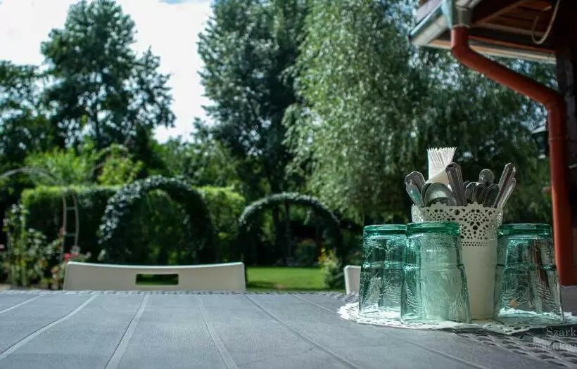 ベッドアンドブレックファースト Pollushof Panzió és étterem