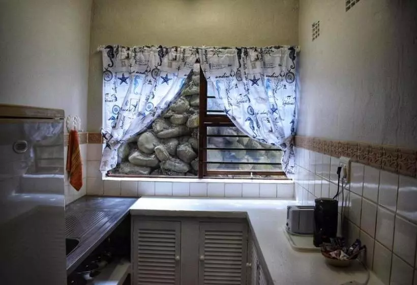 Hotelli Mitford Self Catering Apartments In Morgan Bay