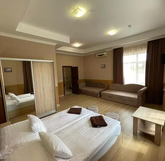 Praktik Hotel & Restaurant