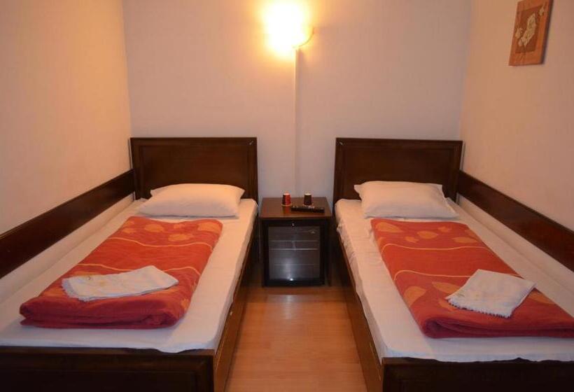 Hotel Complex Parc Pini Moinesti