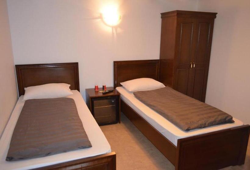 Hotel Complex Parc Pini Moinesti