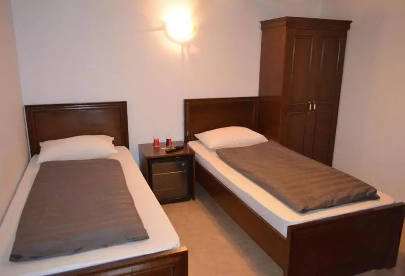 Hotelli Complex Parc Pini Moinesti