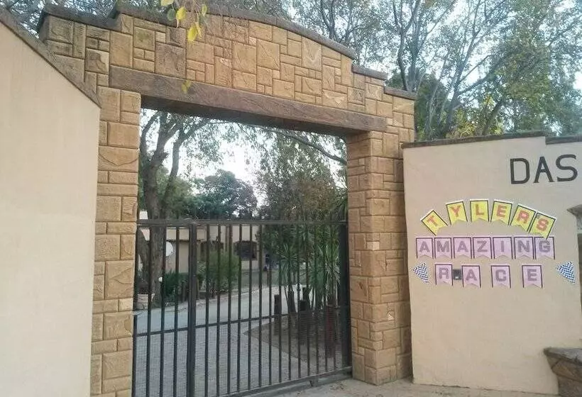 پانسیون Das Landhaus Guest Lodge & Conferencing Center