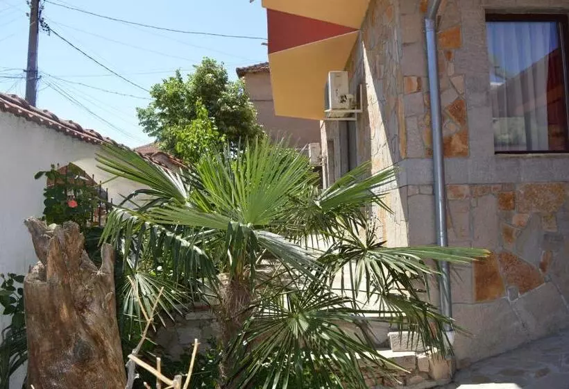 Hotelli Armira Family