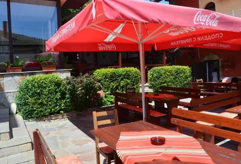 Hotelli Armira Family