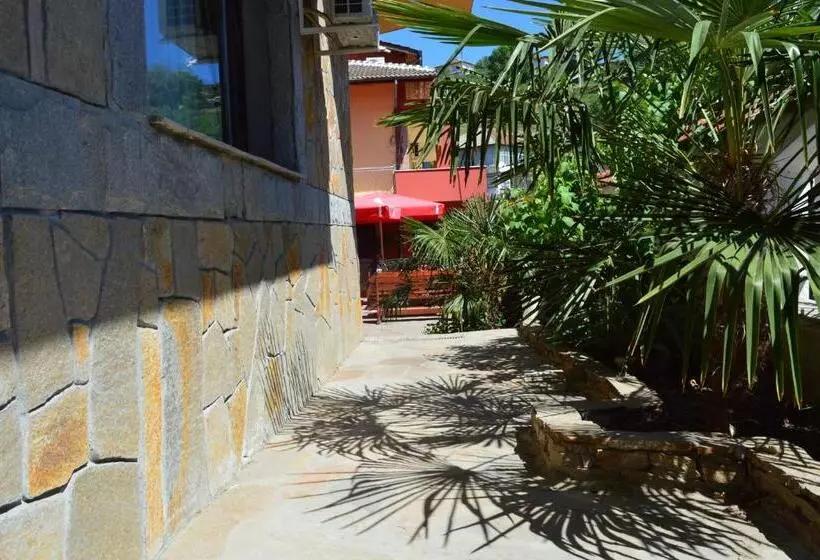 Hotelli Armira Family