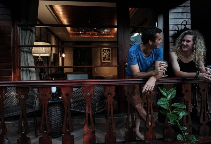 Resort Sea Shell Neil