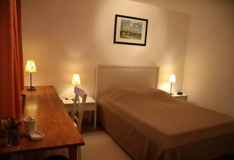 Hotelli Hôtel Les Charmilles De Mormal