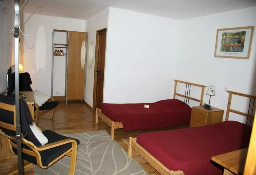 Hotelli Hôtel Les Charmilles De Mormal