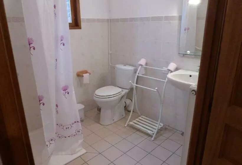 Hotelli Hôtel Les Charmilles De Mormal