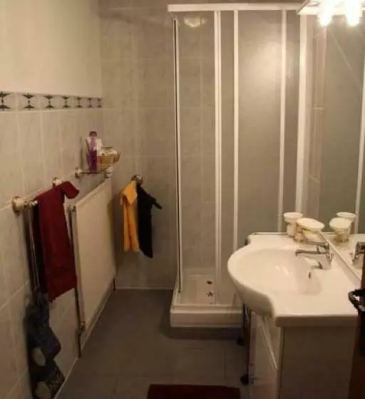 Hotelli Hôtel Les Charmilles De Mormal