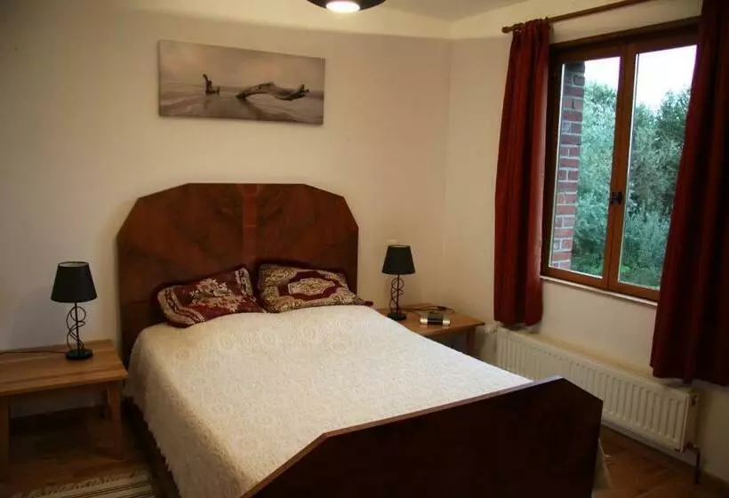 Hotelli Hôtel Les Charmilles De Mormal