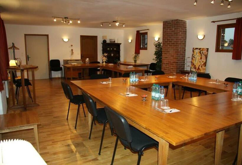 בית מלון כפרי Hôtel Les Charmilles De Mormal