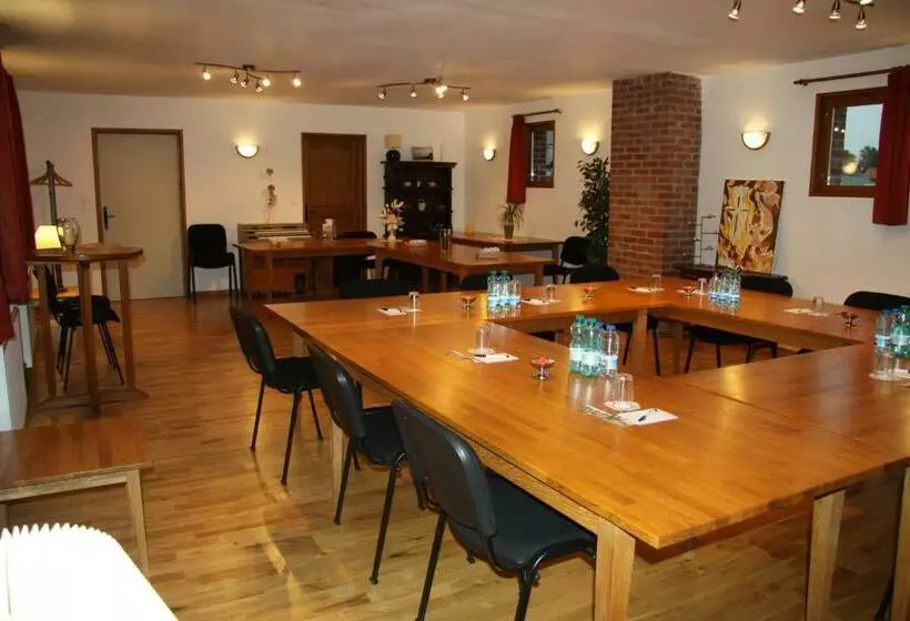 Hotelli Hôtel Les Charmilles De Mormal