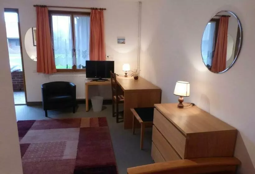 Hotelli Hôtel Les Charmilles De Mormal