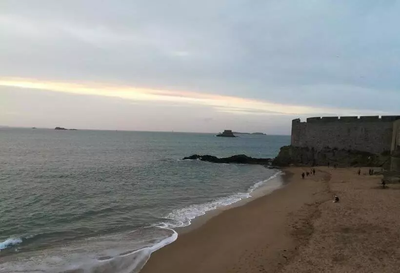 Aamiaismajoitus (B&B) Chambres D'hôtes Le Petit Angle