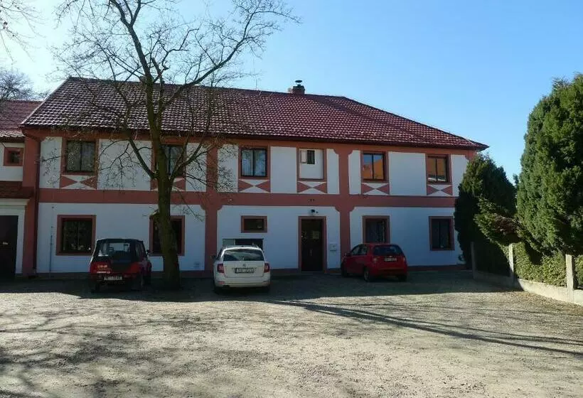 Majatalo Zámek Lobeč