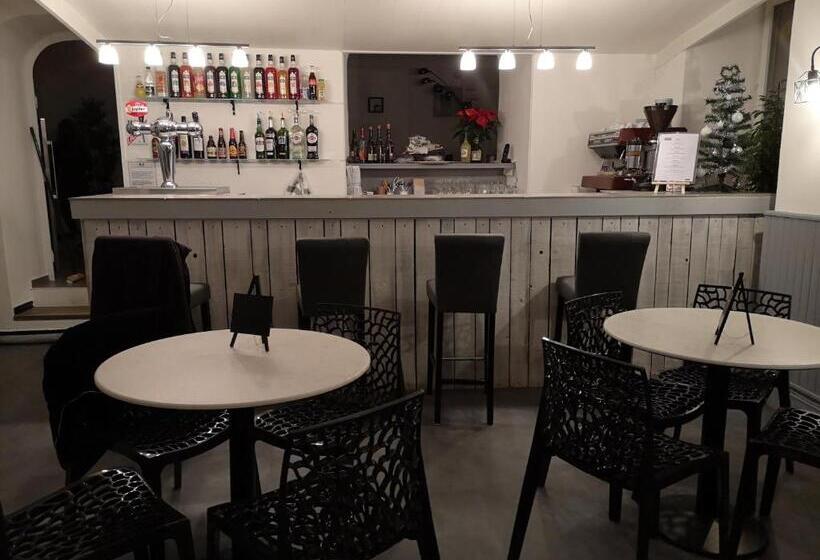 בית מלון כפרי Auberge De L Helvie Chez Coco & Ricou