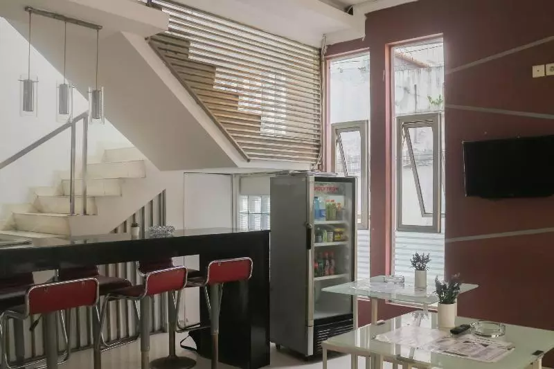 Hotelli Reddoorz Near Alun Alun Bandung 3