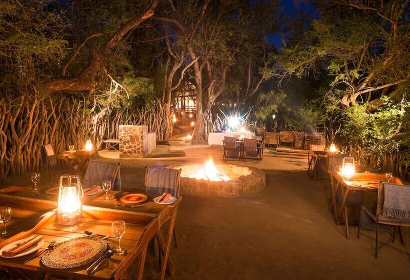 בית מלון כפרי Aha Thakadu River Camp