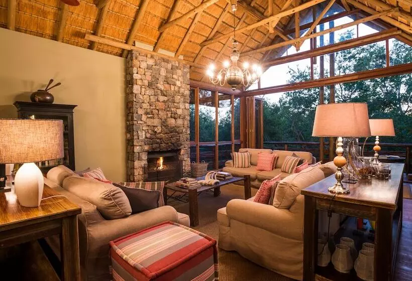 Hotelli Aha Thakadu River Camp