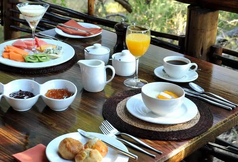 Hotelli Aha Thakadu River Camp