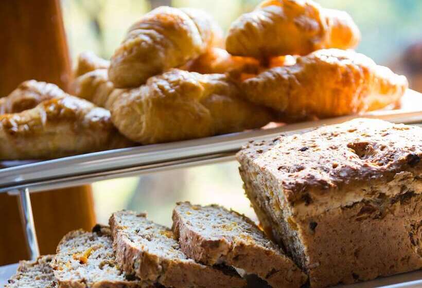 בית מלון כפרי Aha Thakadu River Camp