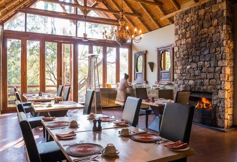 Hotelli Aha Thakadu River Camp